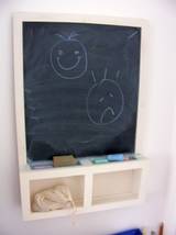 Tafel zum Malen bei einer Kinderpsychotherapie.